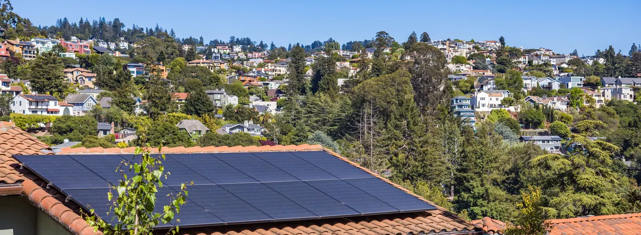 Maison avec panneaux solaires et borne de recharge